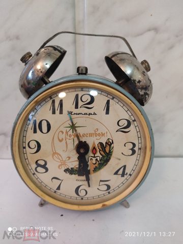 Часы. Будильник. С рождеством. СССР. Янтарь. 4 камня — продан за 2 900 ₽