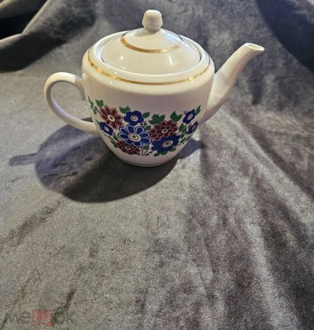 Фарфоровый чайник