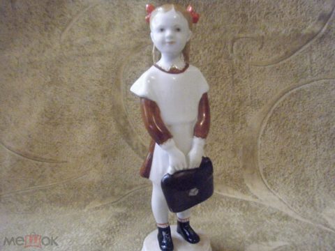 Фигурка "Школьница с портфелем". 1950 год. ЛФЗ. — продан за 120 000 ₽