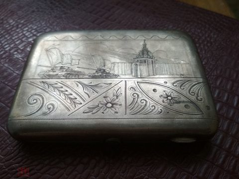 Серебряный портсигар СССР. Танки. Танковый завод. ВОВ. 875 проба. Позолочен. 1ЮФ — продан за 66 000 ₽
