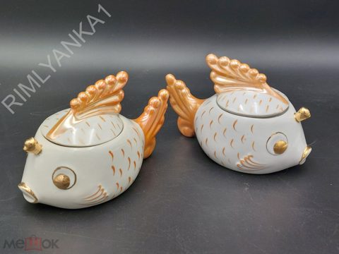 ПРИБОР ДЛЯ СТОЛА "ЗОЛОТАЯ РЫБКА / РЫБА КИТ". СОУСНИК, ИКОРНИЦА. 2 ШТ. СЫСЕРТЬ. ФАРФОР. 1970-80 ГГ. — продан за 3 500 ₽